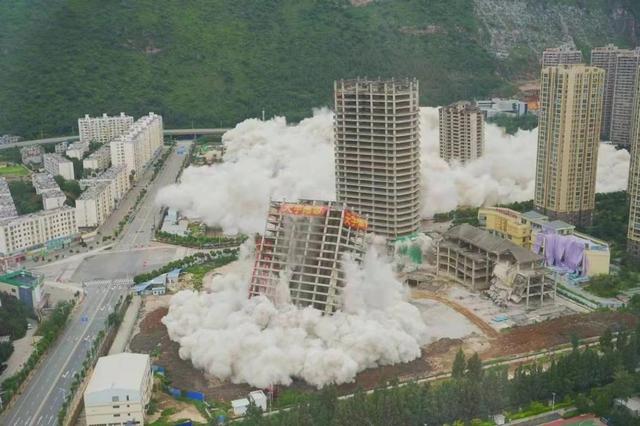 5棟高樓集中爆破，已投入數(shù)億元，為何不在原有工程上續(xù)建？（15棟爛尾7年的高樓宣布爆破拆除）"