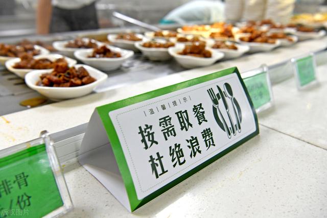 公務員食堂中的“隱藏福利”，葷素搭配2元錢，還能打包帶走（公務員食堂飯菜）