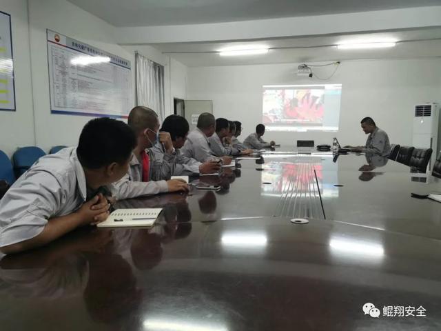 工程項(xiàng)目安全會(huì)議應(yīng)該怎么開？（工程項(xiàng)目安全會(huì)議應(yīng)該怎么開展）