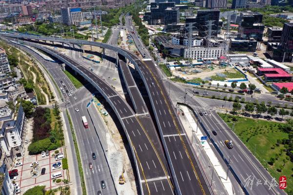 雙向6車道，全長1.6公里，楊高中路改建雙“人”字形高架跨線橋主線通車