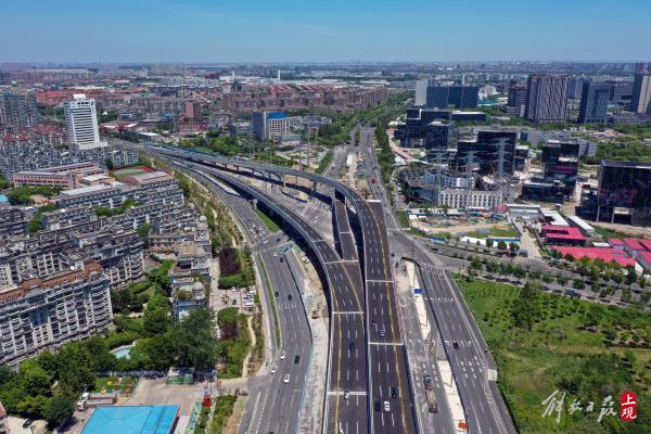 雙向6車道，全長1.6公里，楊高中路改建雙“人”字形高架跨線橋主線通車