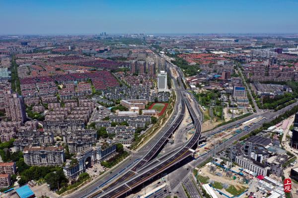雙向6車道，全長1.6公里，楊高中路改建雙“人”字形高架跨線橋主線通車