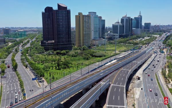 雙向6車道，全長1.6公里，楊高中路改建雙“人”字形高架跨線橋主線通車