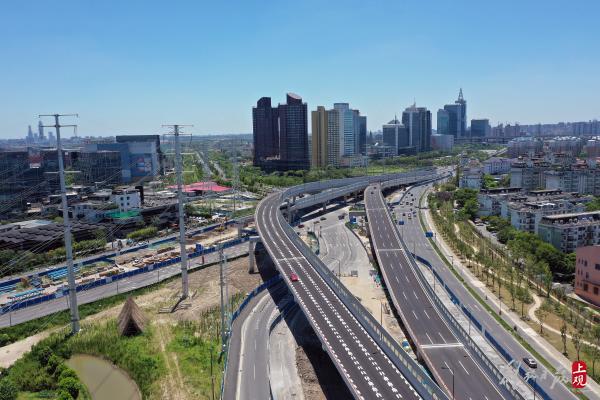 雙向6車道，全長1.6公里，楊高中路改建雙“人”字形高架跨線橋主線通車