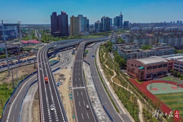 雙向6車道，全長1.6公里，楊高中路改建雙“人”字形高架跨線橋主線通車